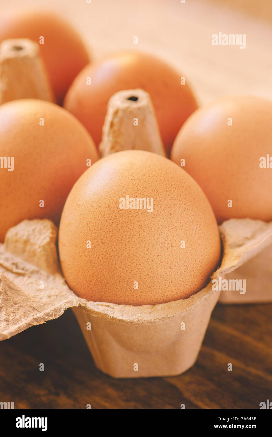 Le uova in una scatola di cartone, retro tonica, il fuoco selettivo Foto Stock