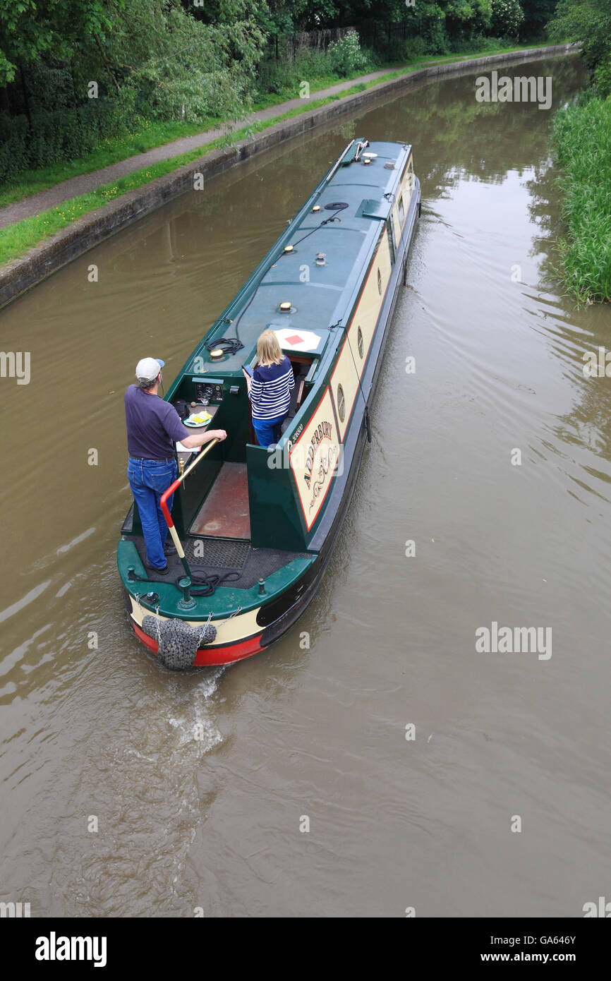 Di mezza età giovane su un narrowboat sui Trent e Mersey Canal, vicino a Northwich, Cheshire, Inghilterra. Foto Stock