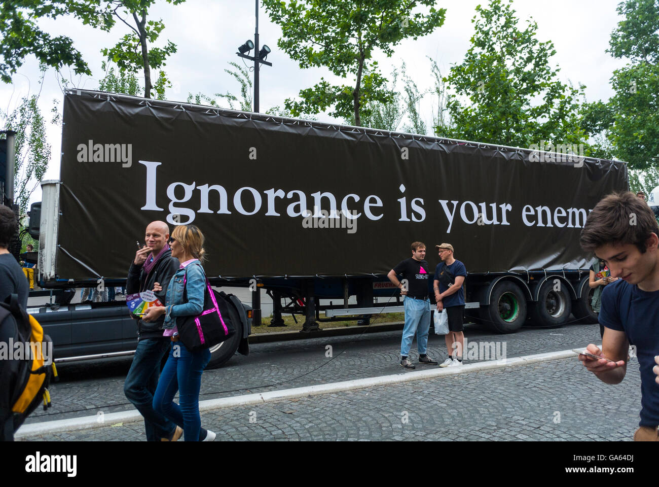 Parigi, Francia, Gay Pride francese, attivismo LGBT, Act Up-Paris Truck con slogan anti AIDS su strada 'l'ignoranza è la tua Enemy' agire su poster Foto Stock