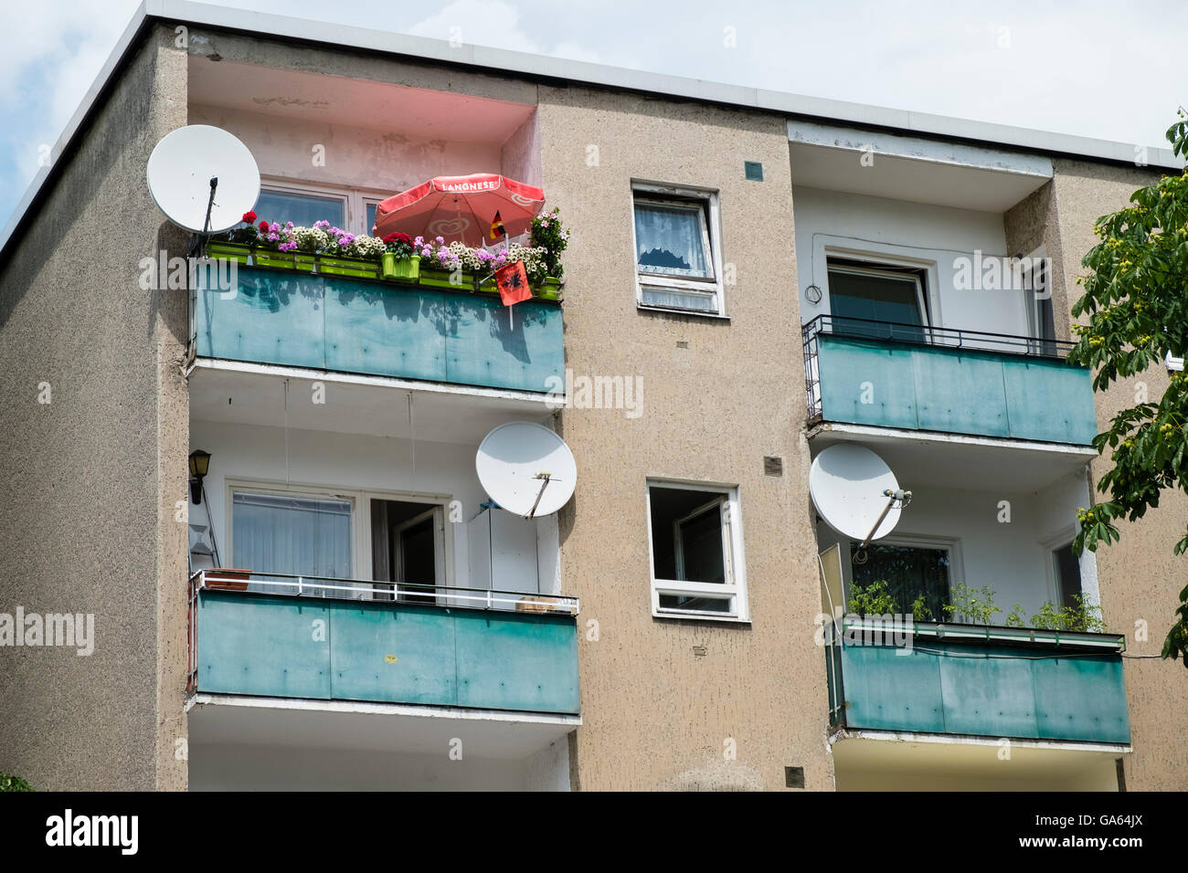 Il balcone di ogni camera di alloggiamento sociale edificio di appartamenti in Neukolln Berlino Germania Foto Stock
