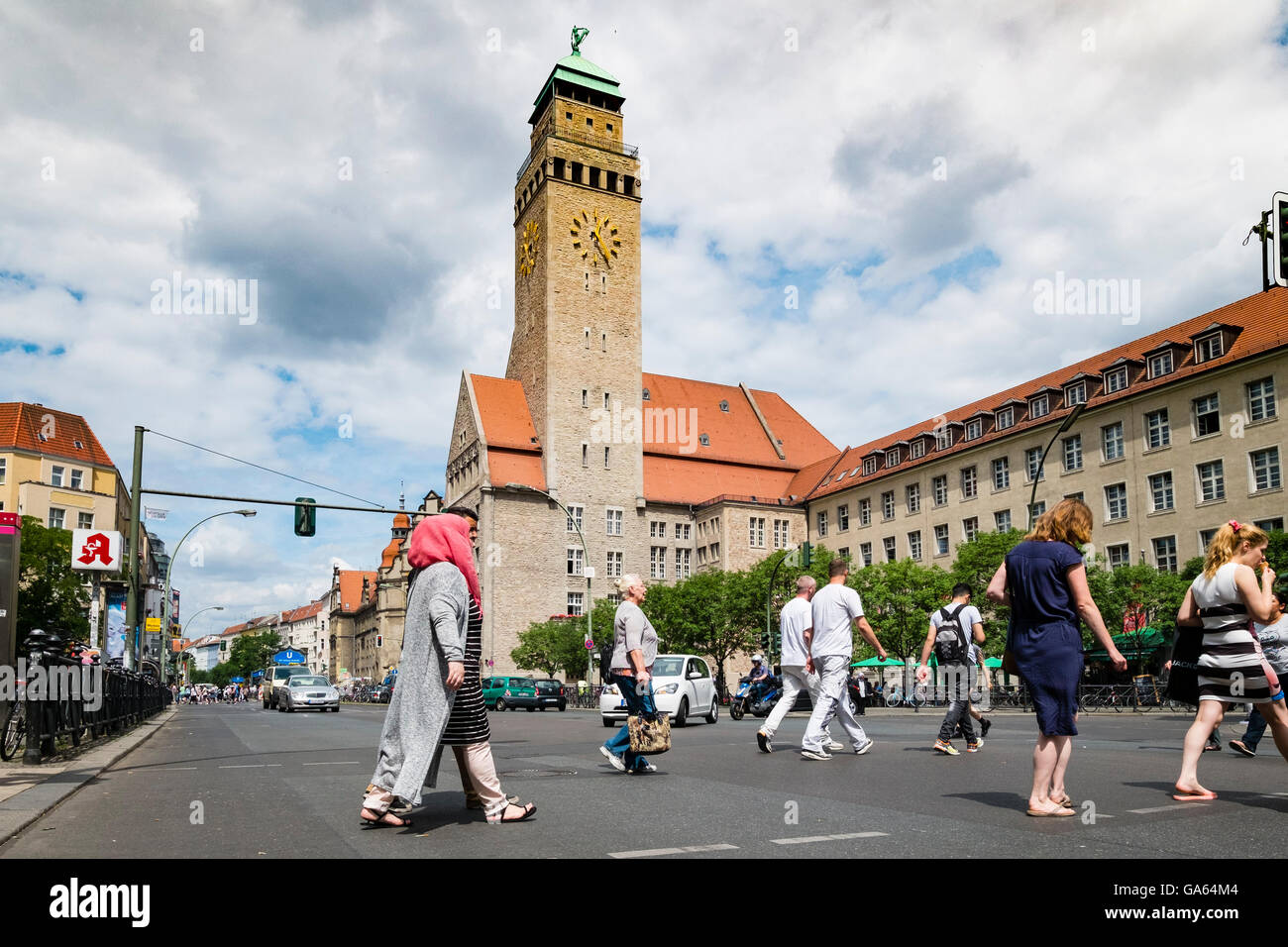 Vista lungo la Karl Marx Strasse verso Rathaus o town hall nel quartiere Neukolln Berlino Germania Foto Stock