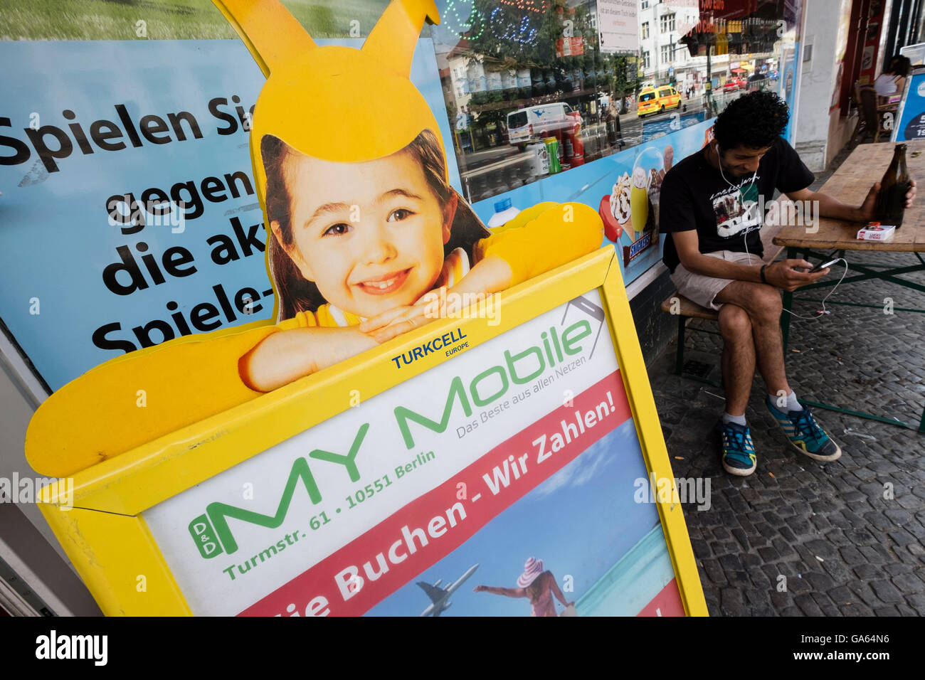 Pubblicità per Turkcell Turkish società di telefonia mobile al di fuori di negozi Neukolln Berlino Germania Foto Stock