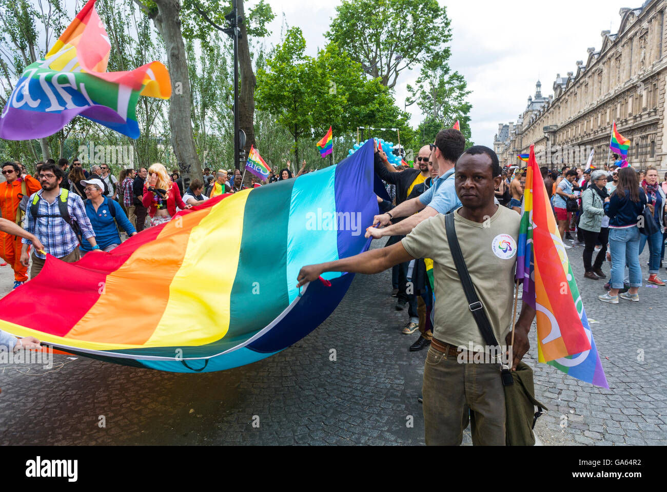 Parigi, Francia, diverse persone di folla, Bandiera arcobaleno gay Holding al Gay Pride, attivismo LGBT, marching on Street, attivismo Queer Foto Stock