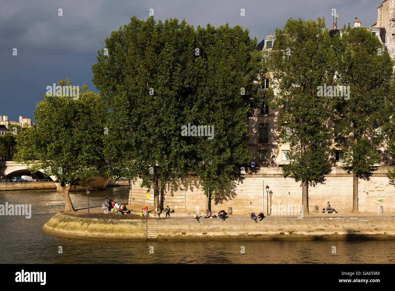 Le persone accanto al fiume Senna, Parigi, Ile-de-France, Francia Foto Stock