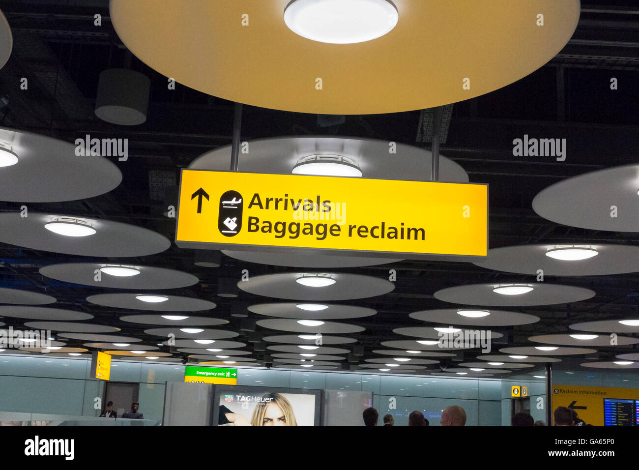Gli arrivi il ritiro bagagli segno in un aeroporto del Regno Unito Foto Stock