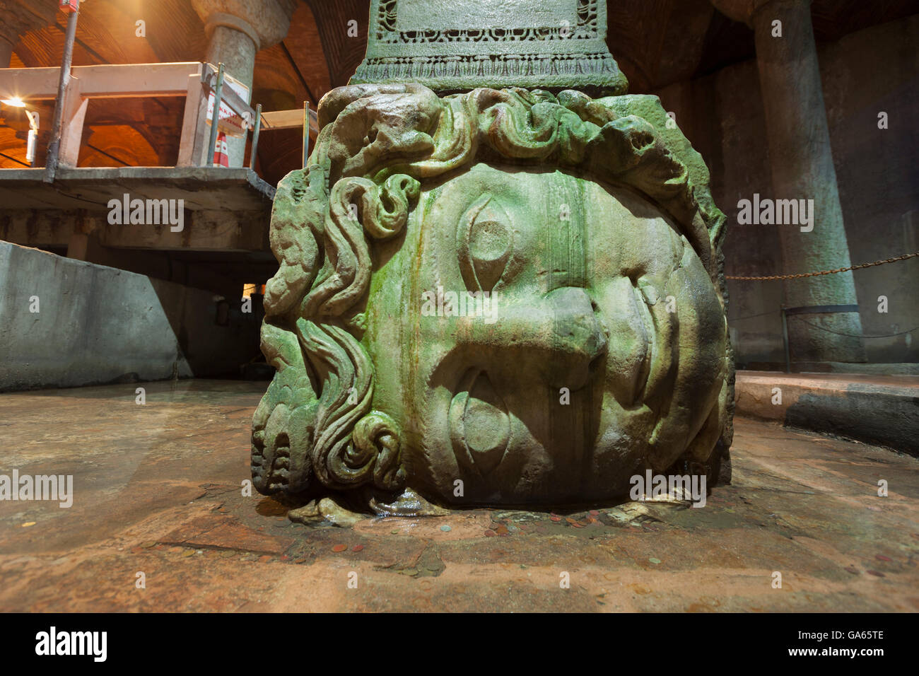 Medusa in testa la Yerebatan Sarnici, affondata o Cisterna Basilica Cistern, Istanbul, Turchia Foto Stock