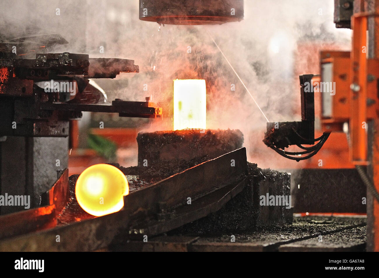 Caldo automatica mediante processo di stampaggio delle sfere di macinazione della billetta rotondo Foto Stock