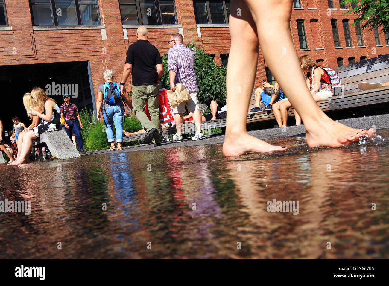 Persone tour e godetevi la linea alta parco pubblico nella città di New York durante l'estate. Foto Stock