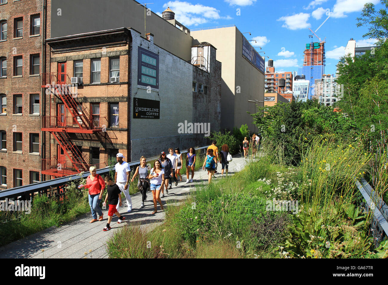 Persone tour e godetevi la linea alta parco pubblico nella città di New York durante l'estate. Foto Stock