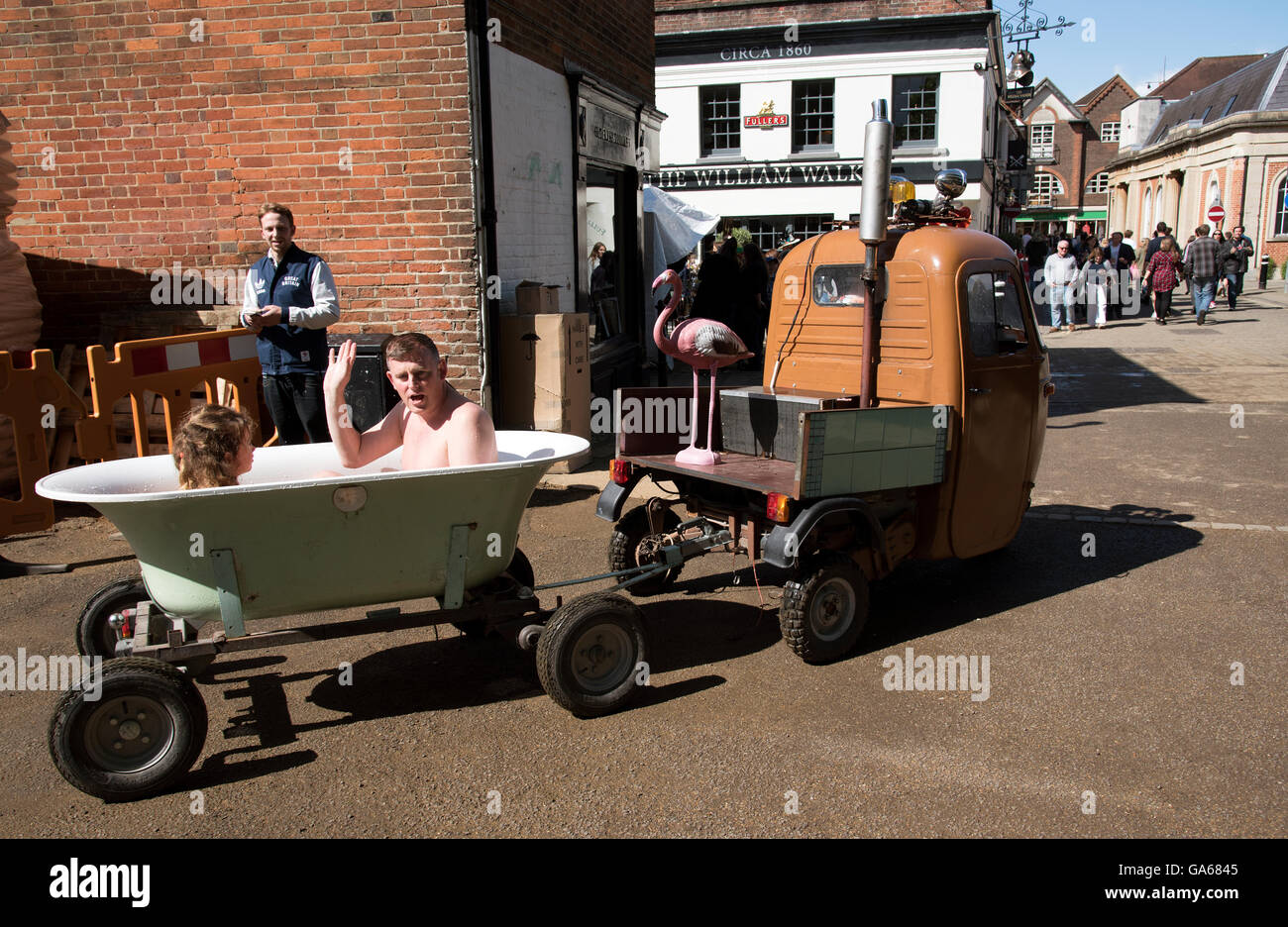 WINCHESTER REGNO UNITO Inghilterra 2016 - Visitatori di Winchester e l'annuale Fiera Hat facendo un giro intorno alla città in una vasca mobile Foto Stock