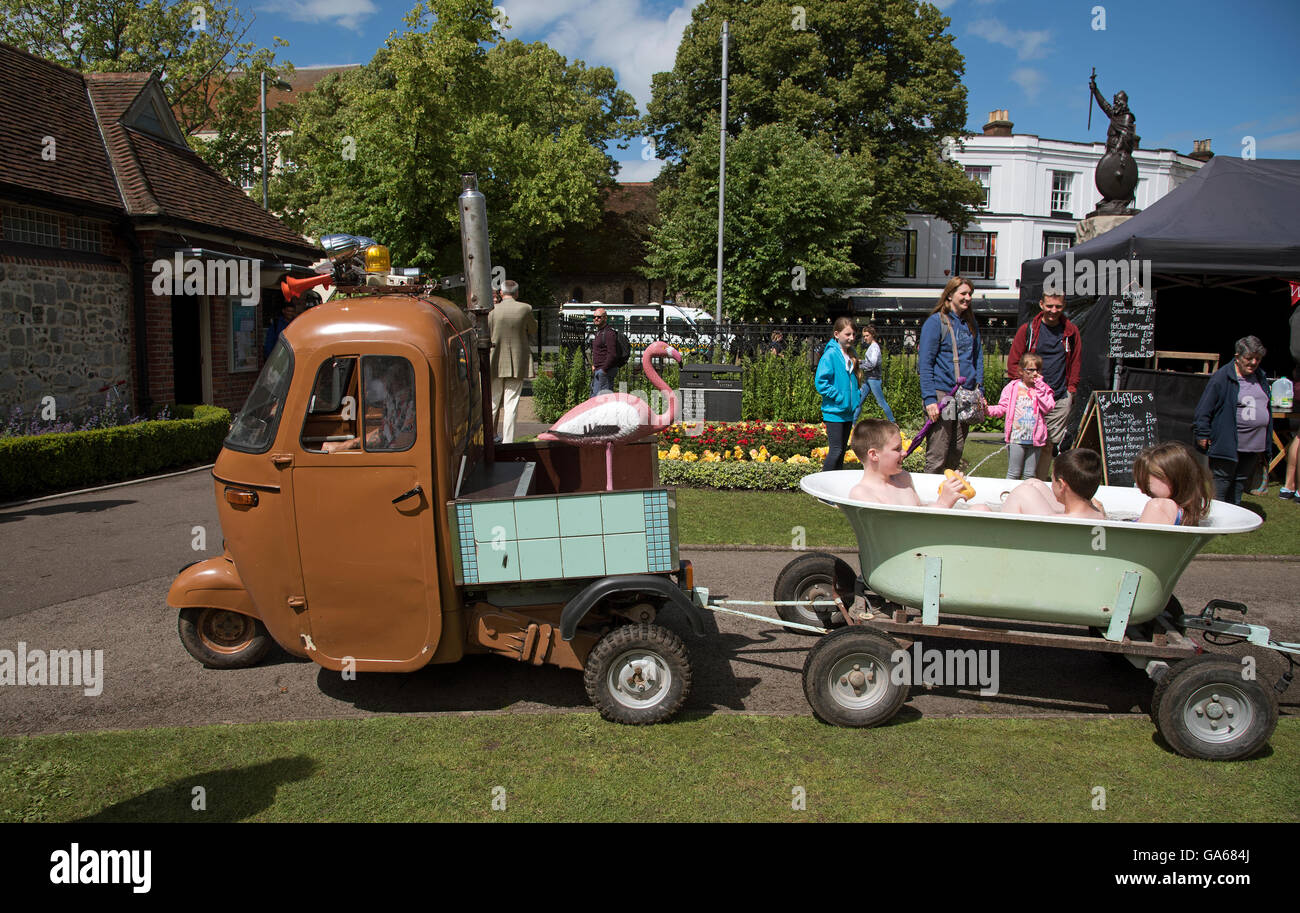 WINCHESTER REGNO UNITO Inghilterra 2016 - Visitatori di Winchester e l'annuale Fiera Hat facendo un giro intorno alla città in una vasca mobile Foto Stock