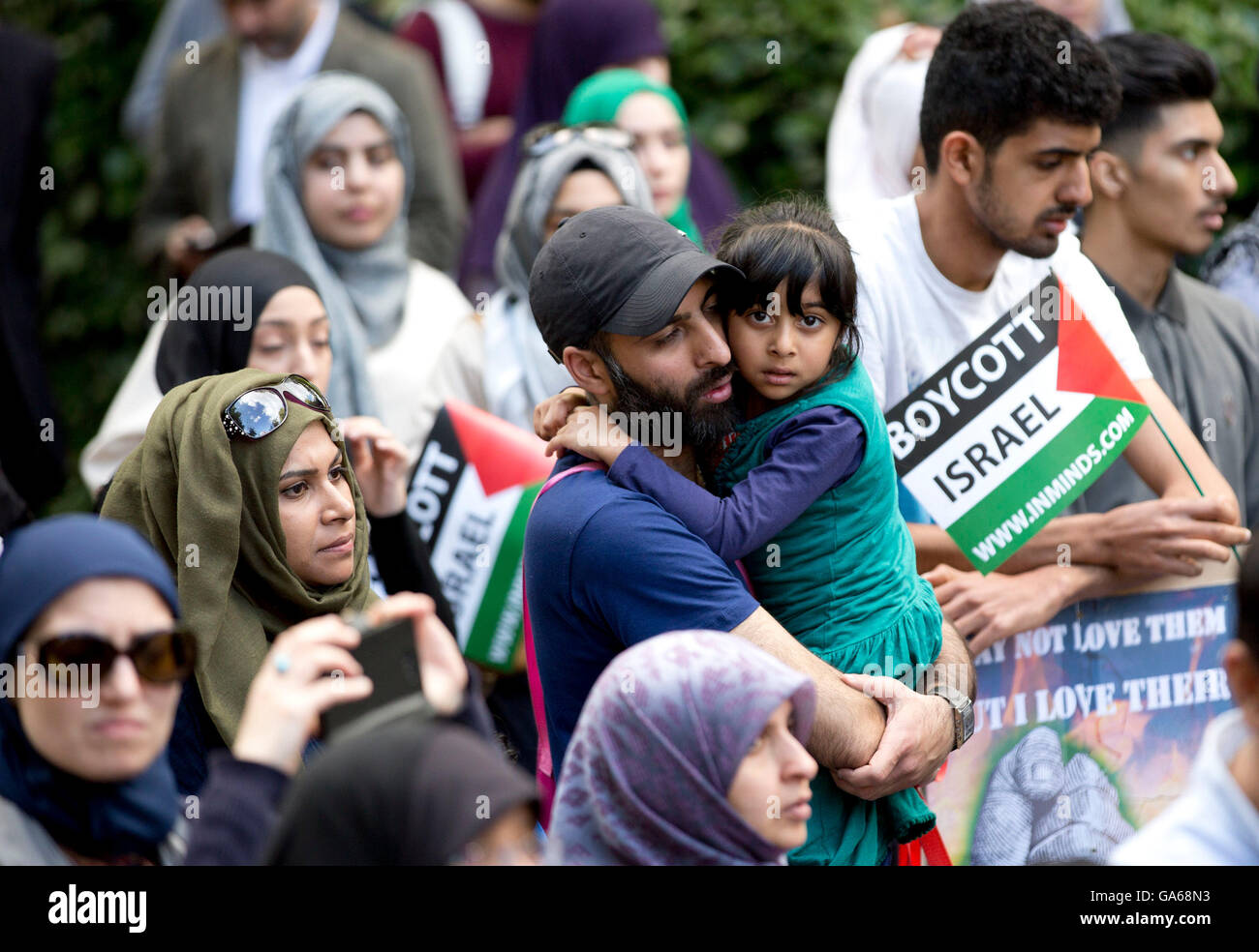 Sostenitori Pro-Palestinian prendere parte in un rally nel centro di Londra, per commemorare la Al-Quds giorno, un giorno che è stato segnato in tutto il mondo poiché essendo inaugurato nel 1979 dall Ayatollah Khomeini ha chiesto che l' ultimo venerdì in islamica del mese sacro del Ramadan per essere messo da parte come un giorno per unire contro Israele e che mostra il supporto per i palestinesi. Foto Stock