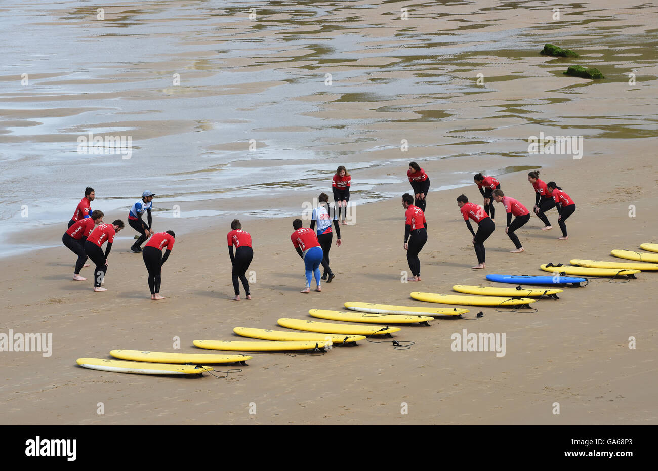 Surfers scuola di surf lezione con la tavola da surf a Biarritz Francia Foto Stock