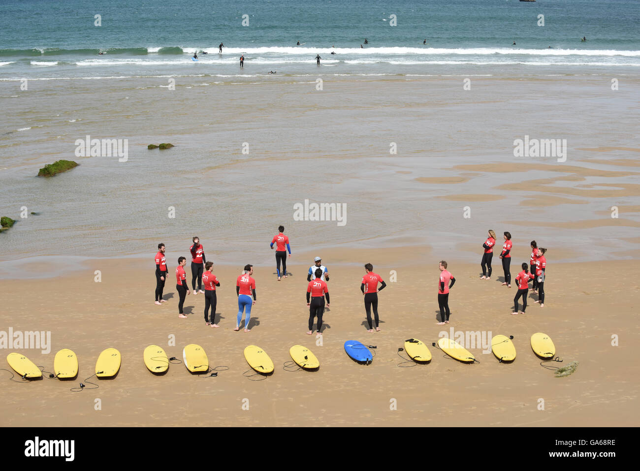 Surfers scuola di surf lezione con la tavola da surf a Biarritz Francia Foto Stock