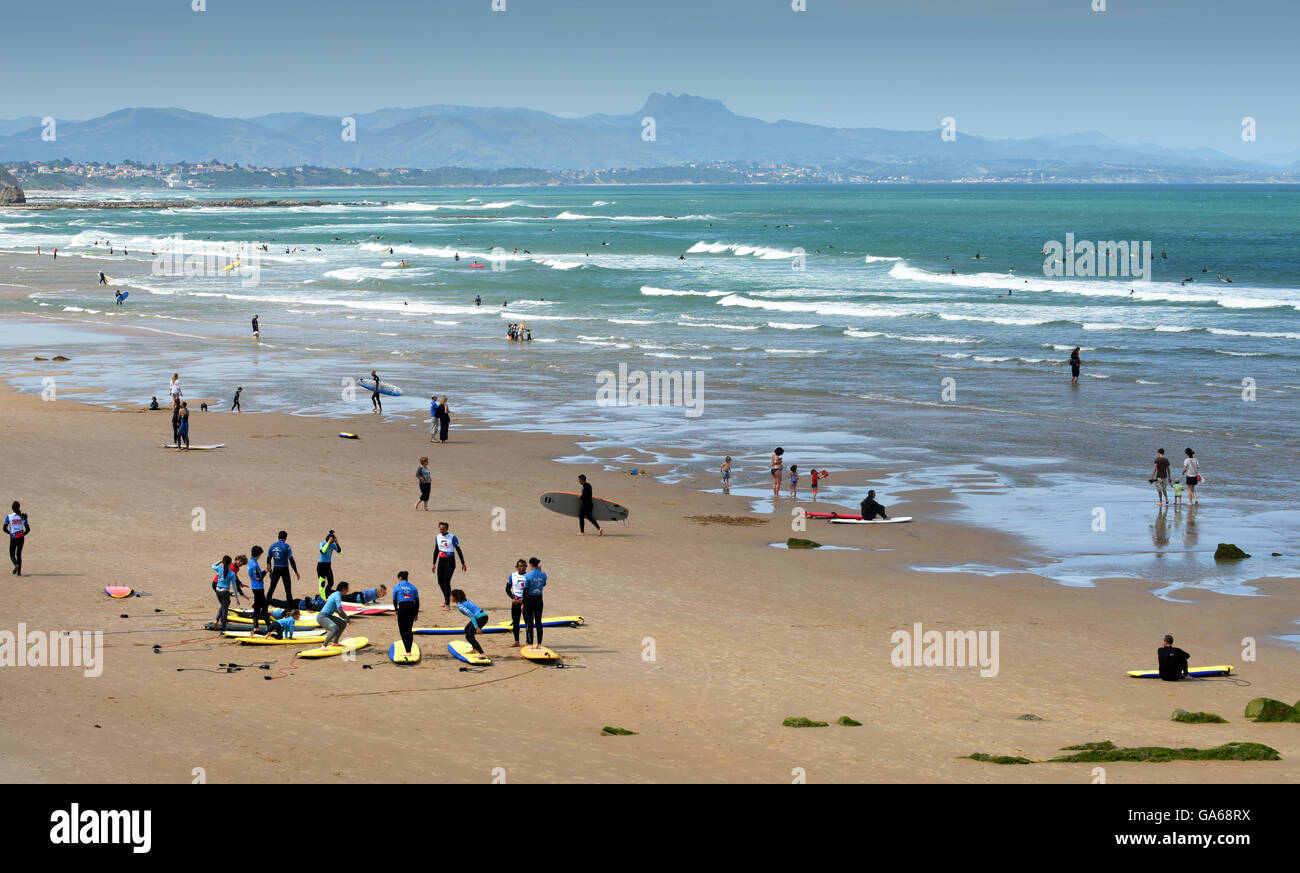 Surfers scuola di surf lezione con la tavola da surf a Biarritz Francia Foto Stock