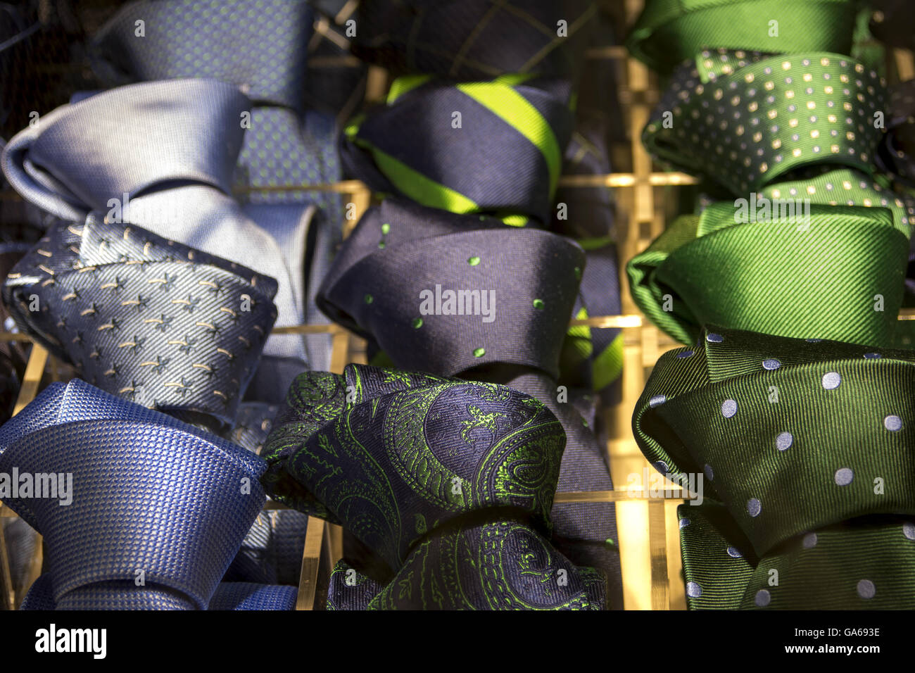 Il blu e il verde cravatte in maschio espositore Store Foto Stock