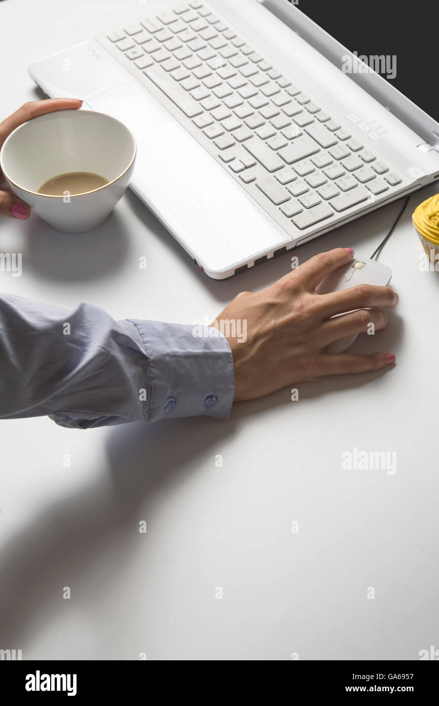 Mani femminili digitando sulla tastiera, in un calcolatore bianco Foto Stock