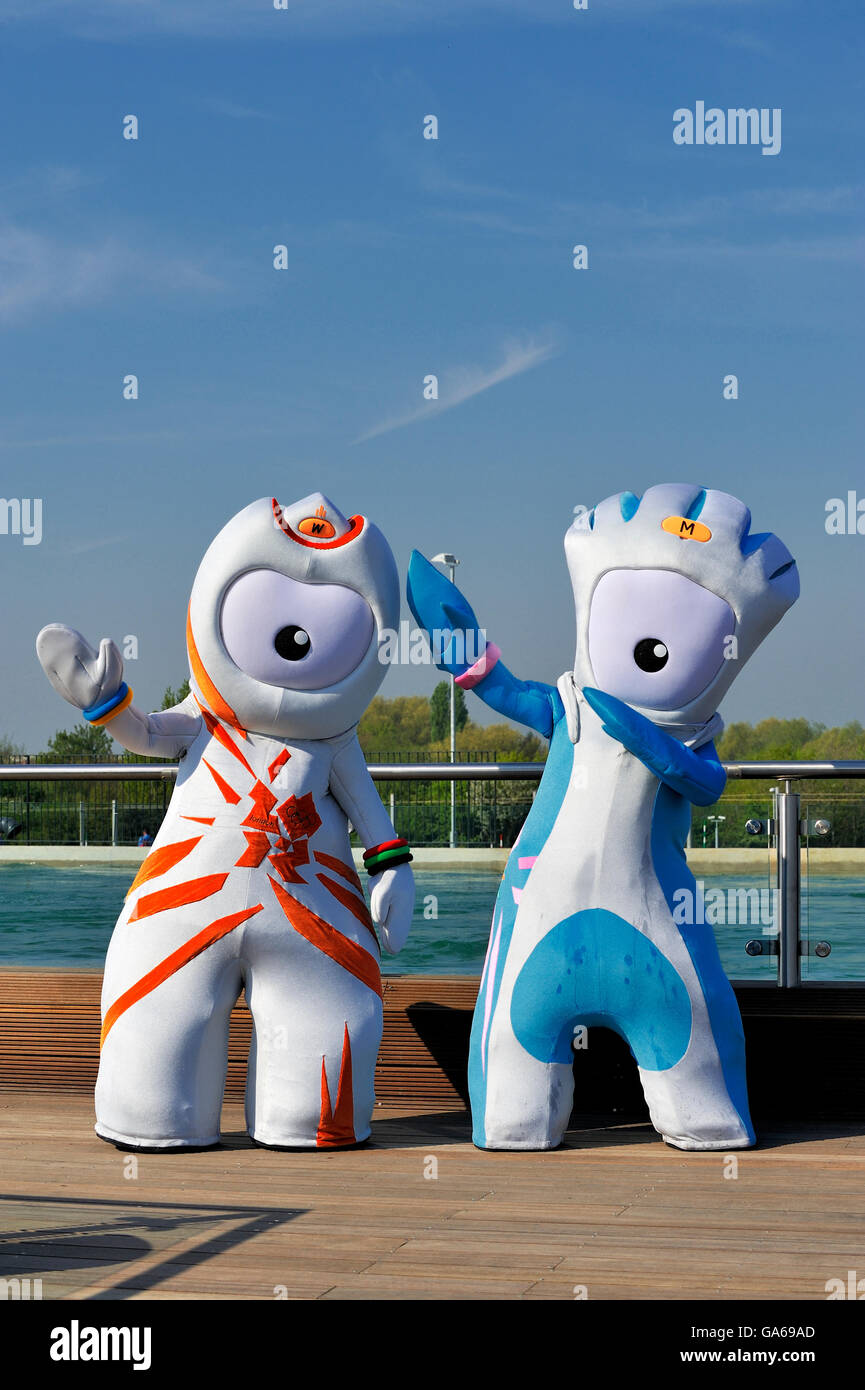 Wenlock e Mandeville, il London 2012 mascotte in apertura del Bianco Centro di acqua a Waltham Abbey, Inghilterra Foto Stock