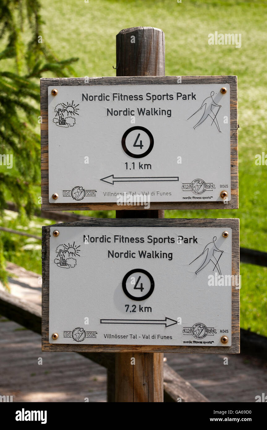 Cartello, "Nordic Fitness Sports Park, Nordic Walking", Santa Maddalena, Villnoess o Val di Funes, Dolomiti Foto Stock