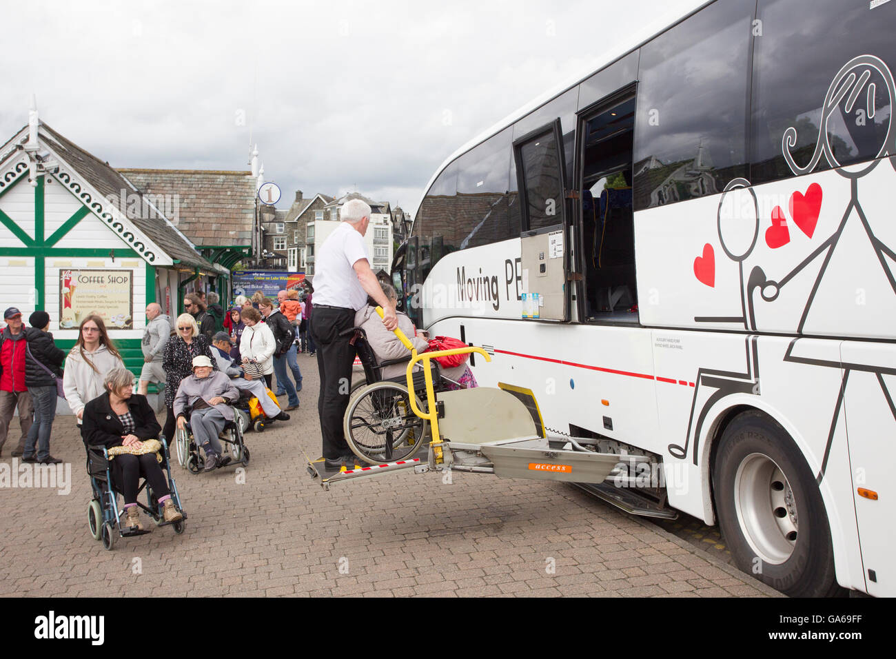 Il movimento di persone Ltd appositamente adattato i pullman per le pause per persone disabili su sedia a ruote Foto Stock