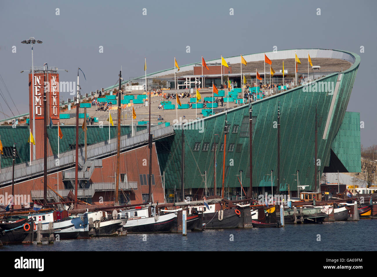 Il Museo della tecnologia e il Centro Scientifico Nemo, porto di Amsterdam, Paesi Bassi, Europa Foto Stock