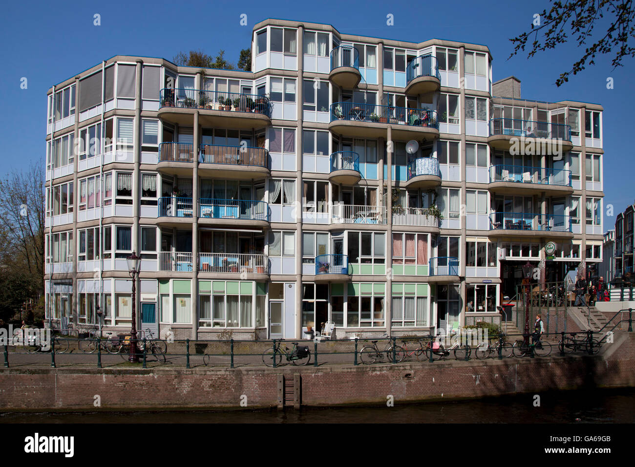 Multi-family house su un canale Zwanenburgwal, Amsterdam, Paesi Bassi, Europa Foto Stock