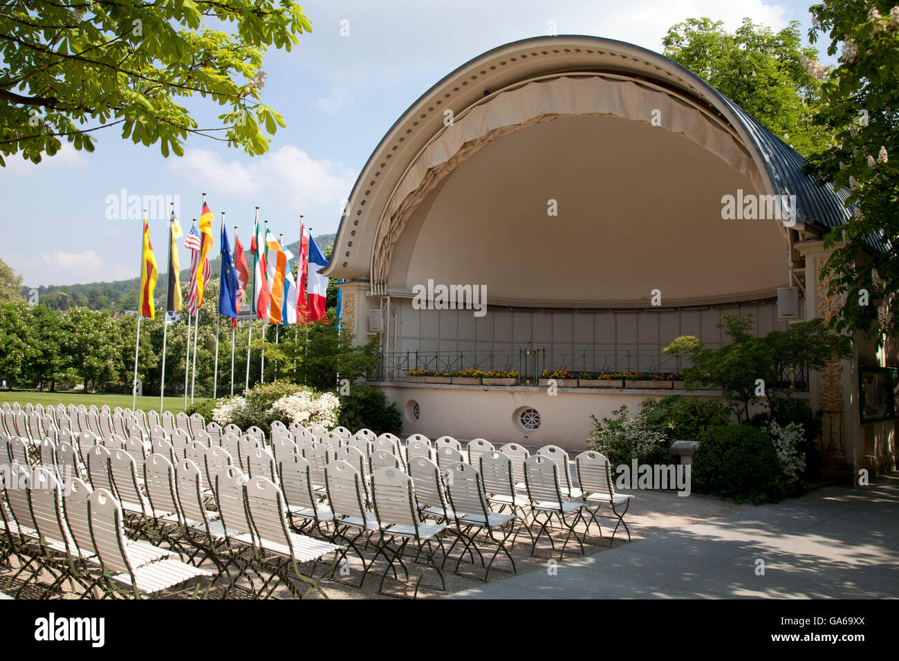 Cozza con cupola in fase all'aperto, giardini termali di Kurpark, Baden-Baden, Foresta Nera, Baden-Wuerttemberg Foto Stock