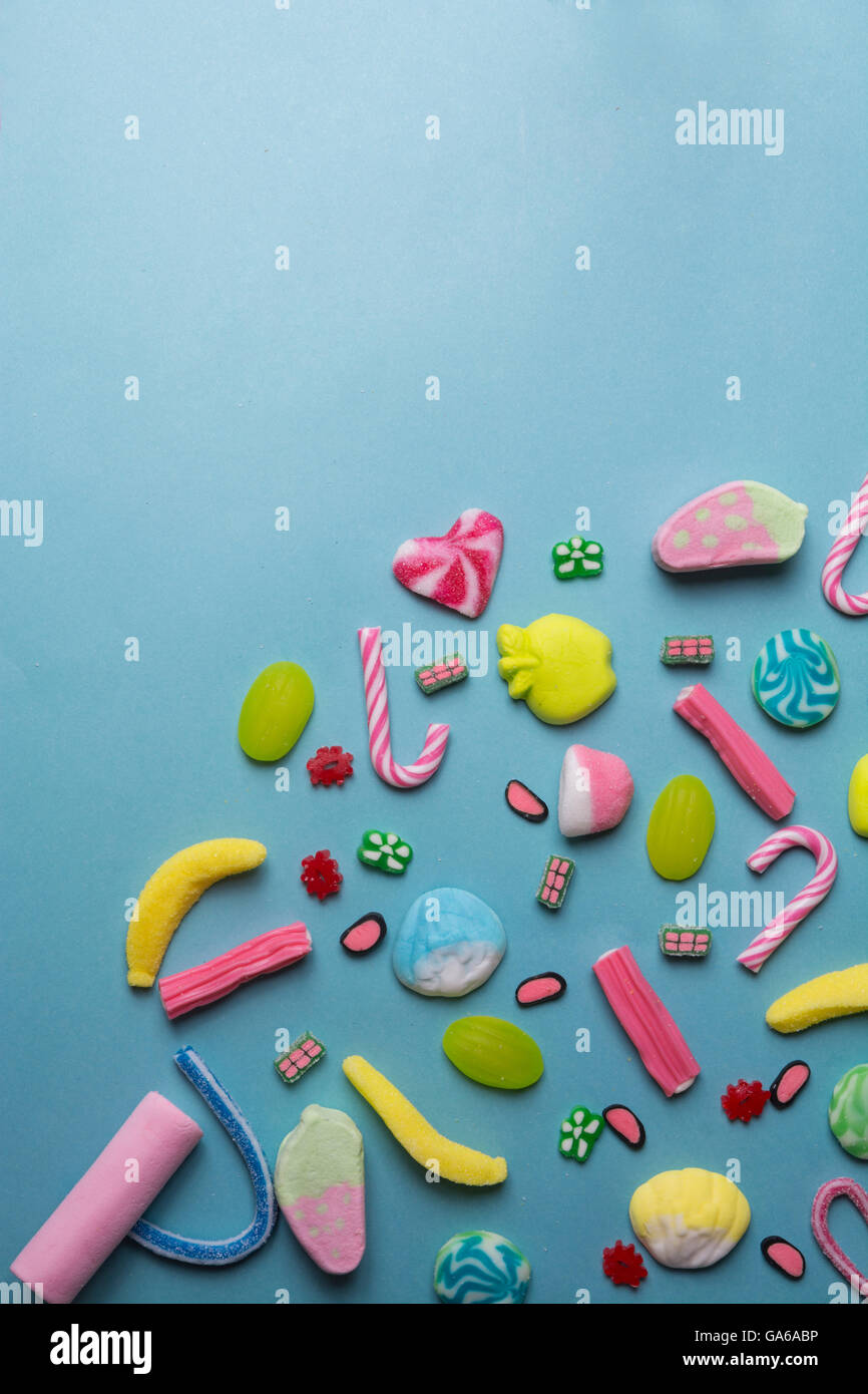 Raccolta mista di caramelle colorate, su sfondo blu, vacanze per bambini Foto Stock