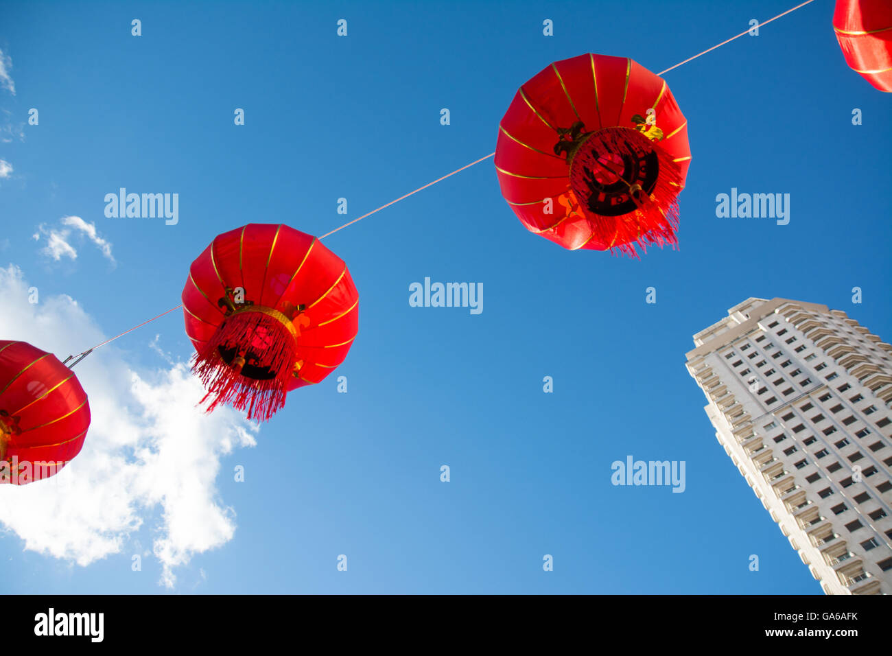 Rosso cinese lanterne di carta contro il cielo blu, nella città Foto Stock