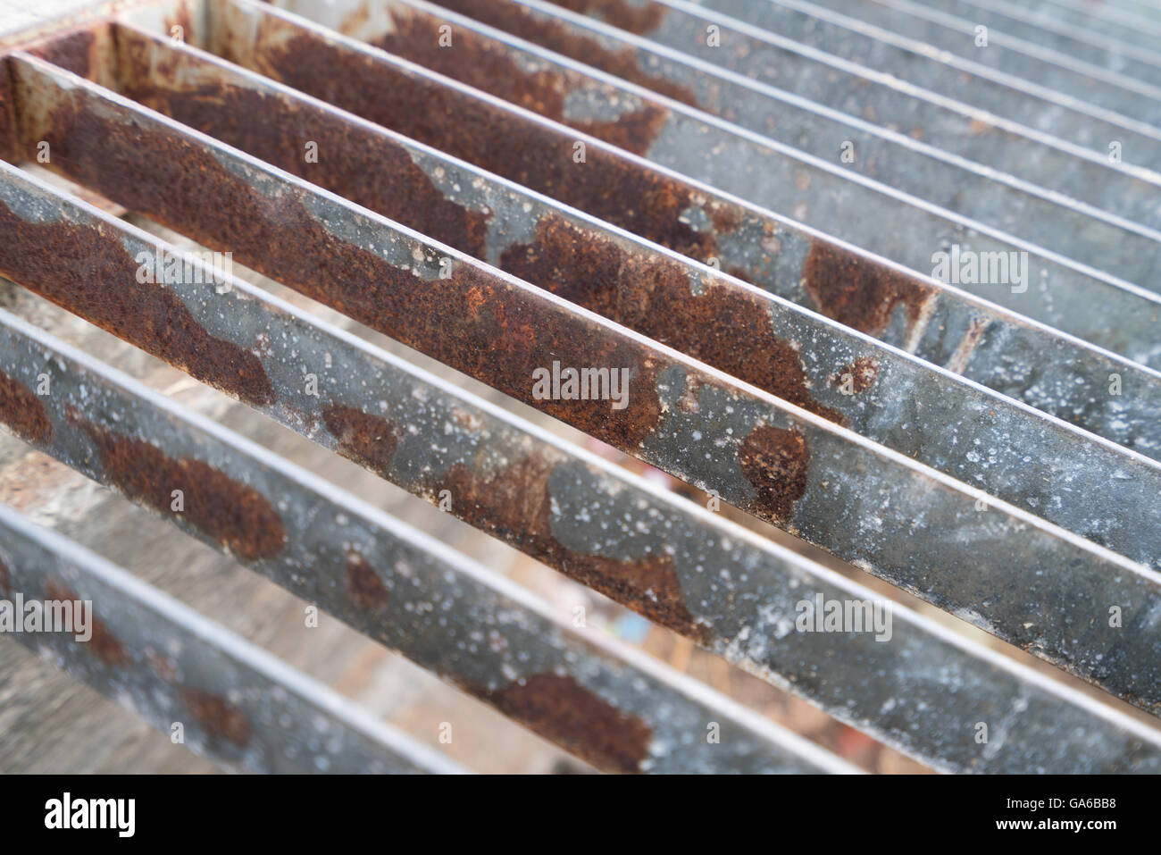 Colorate griglia di acciaio di fognature o coperchio di scarico delle acque reflue coperchio, chiudere immagine in alto Foto Stock