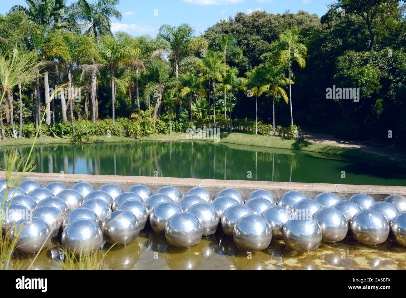 Brunadinho, Inhotim, Minas Gerais, Brasile - Febbraio 2016: Yayoi Kusama Narcissus garden, sfere in acciaio inox su acqua in Foto Stock