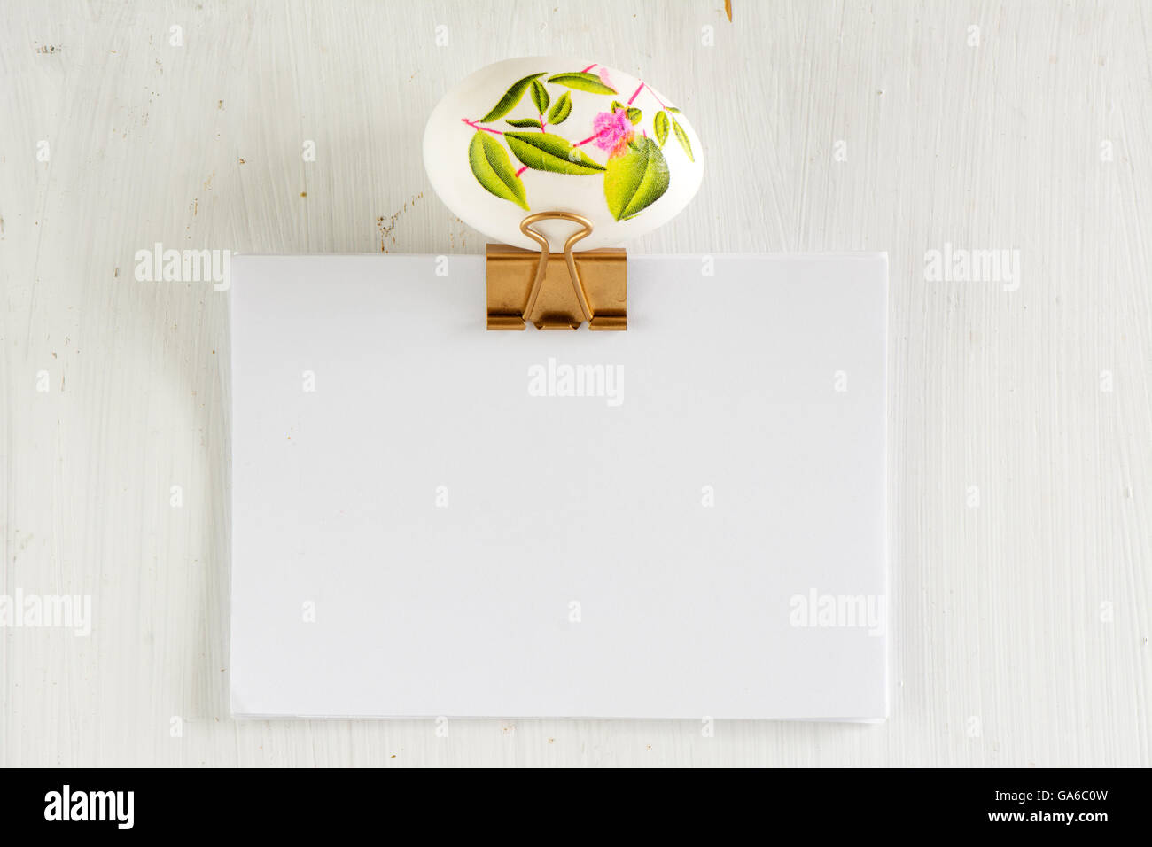 Uovo di Pasqua decorate con fiori su svuotare gli appunti Foto Stock