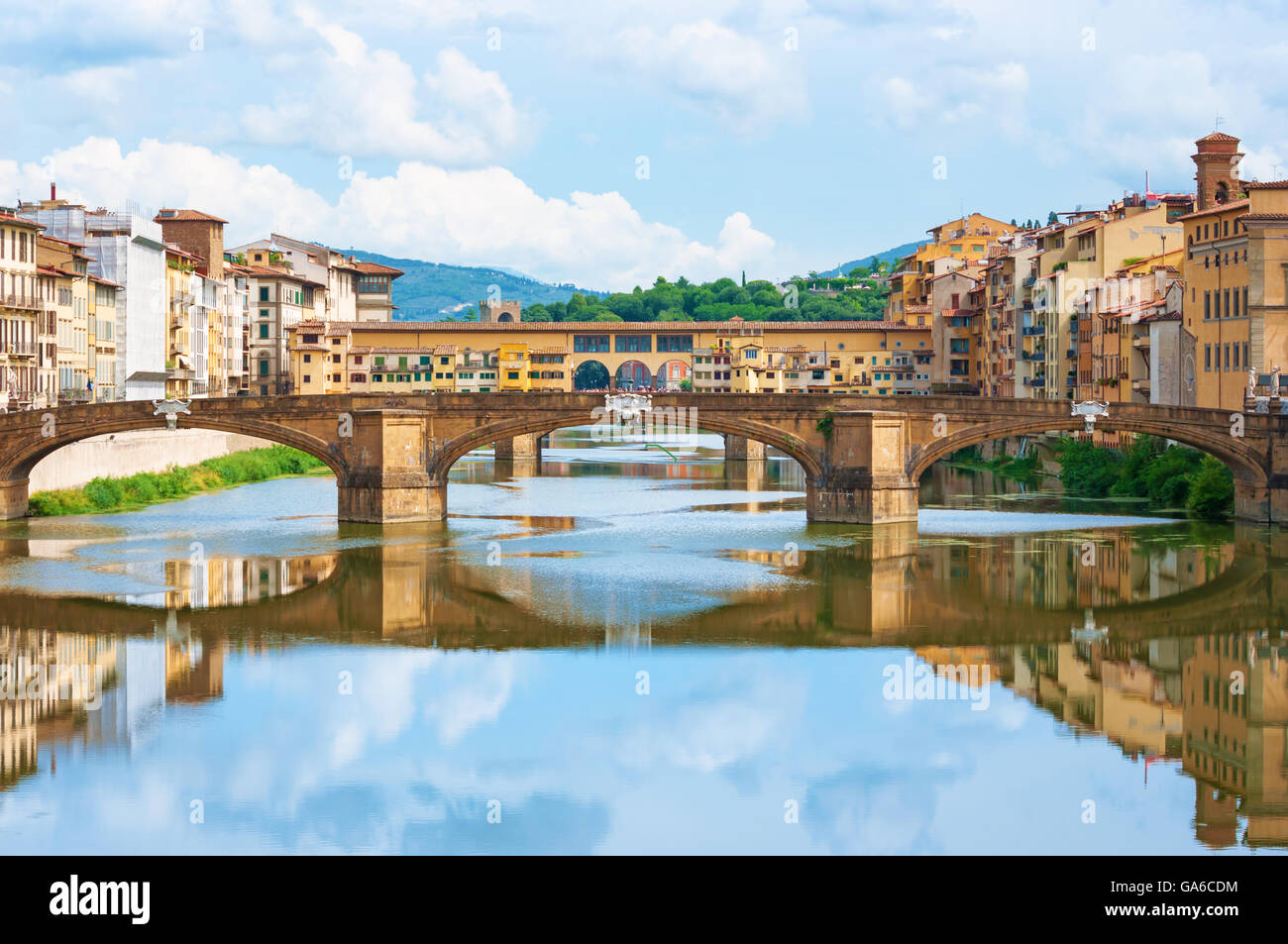 Il fiume Arno e il Ponte Vecchio a Firenze, Italia. Foto Stock