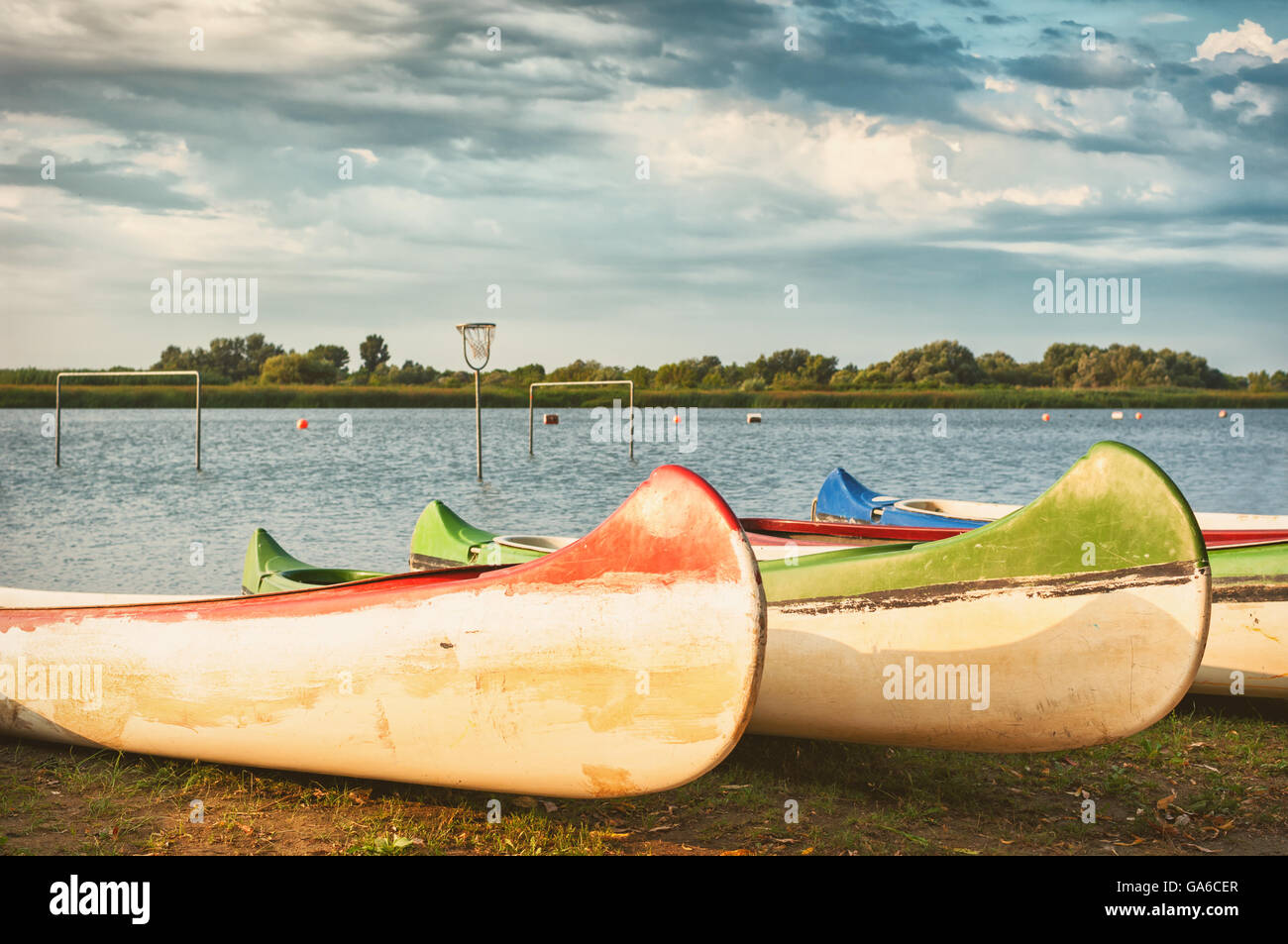 Vecchio Canoe sulla riva del lago. Foto Stock
