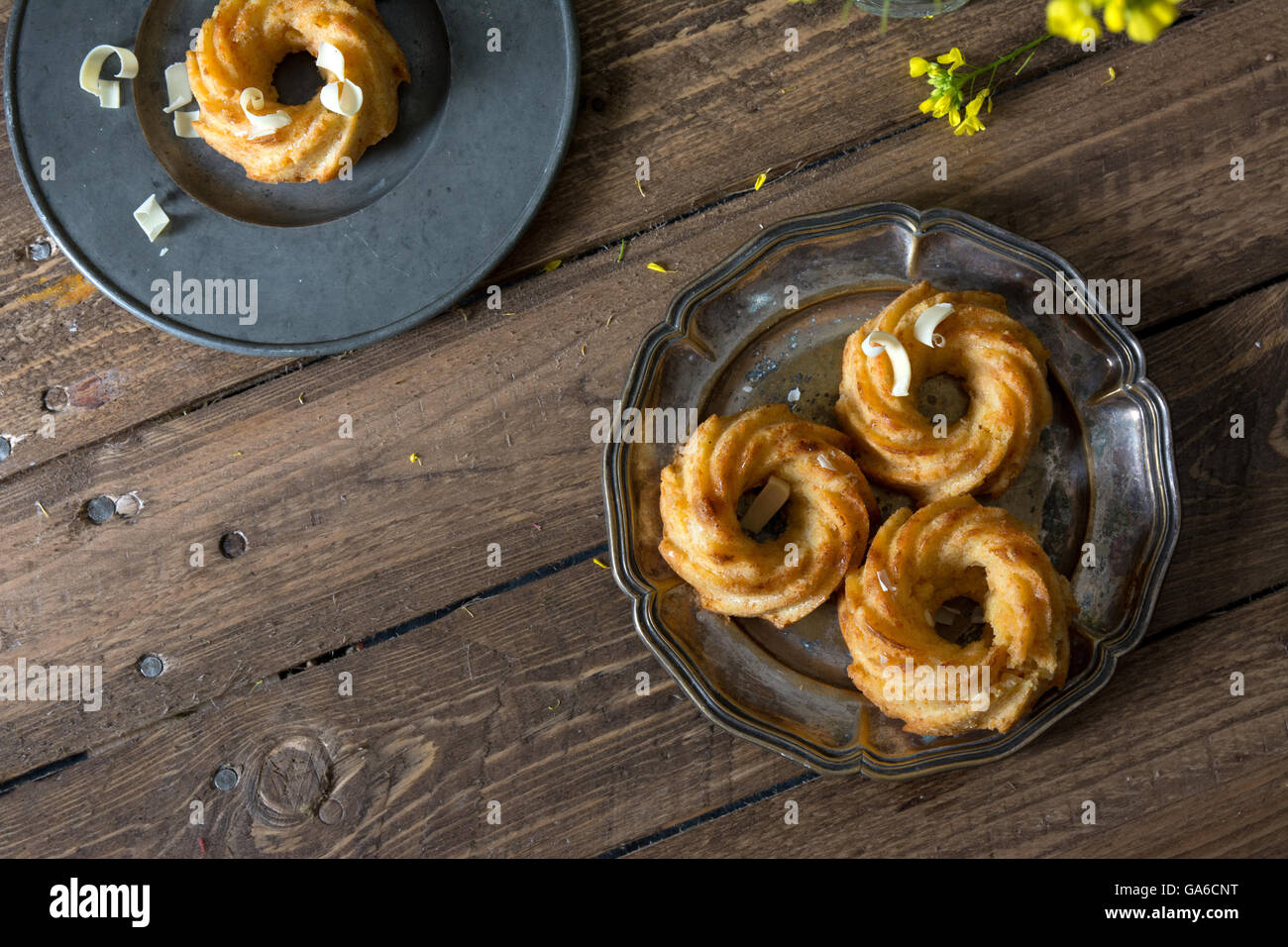 Mini torta di carote con il cioccolato bianco su una tavola in legno rustico. Foto Stock