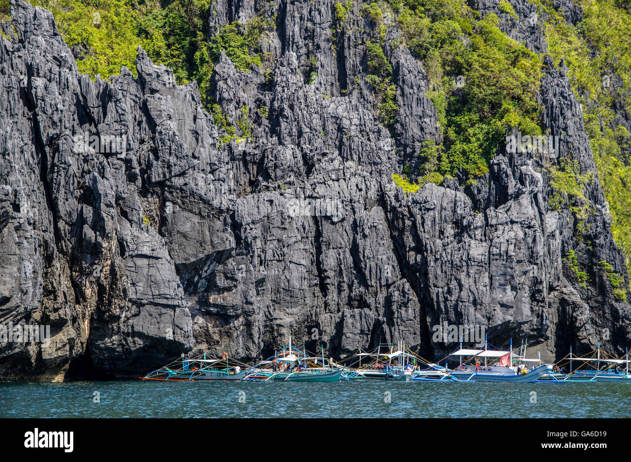 El Nido, Filippine - bancas di fronte a enormi rocce Foto Stock
