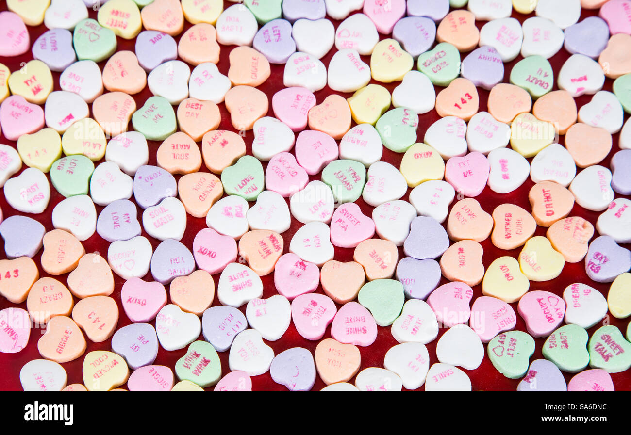 San Valentino conversazione candy cuori con semplici parole di amore su di essi. Foto Stock