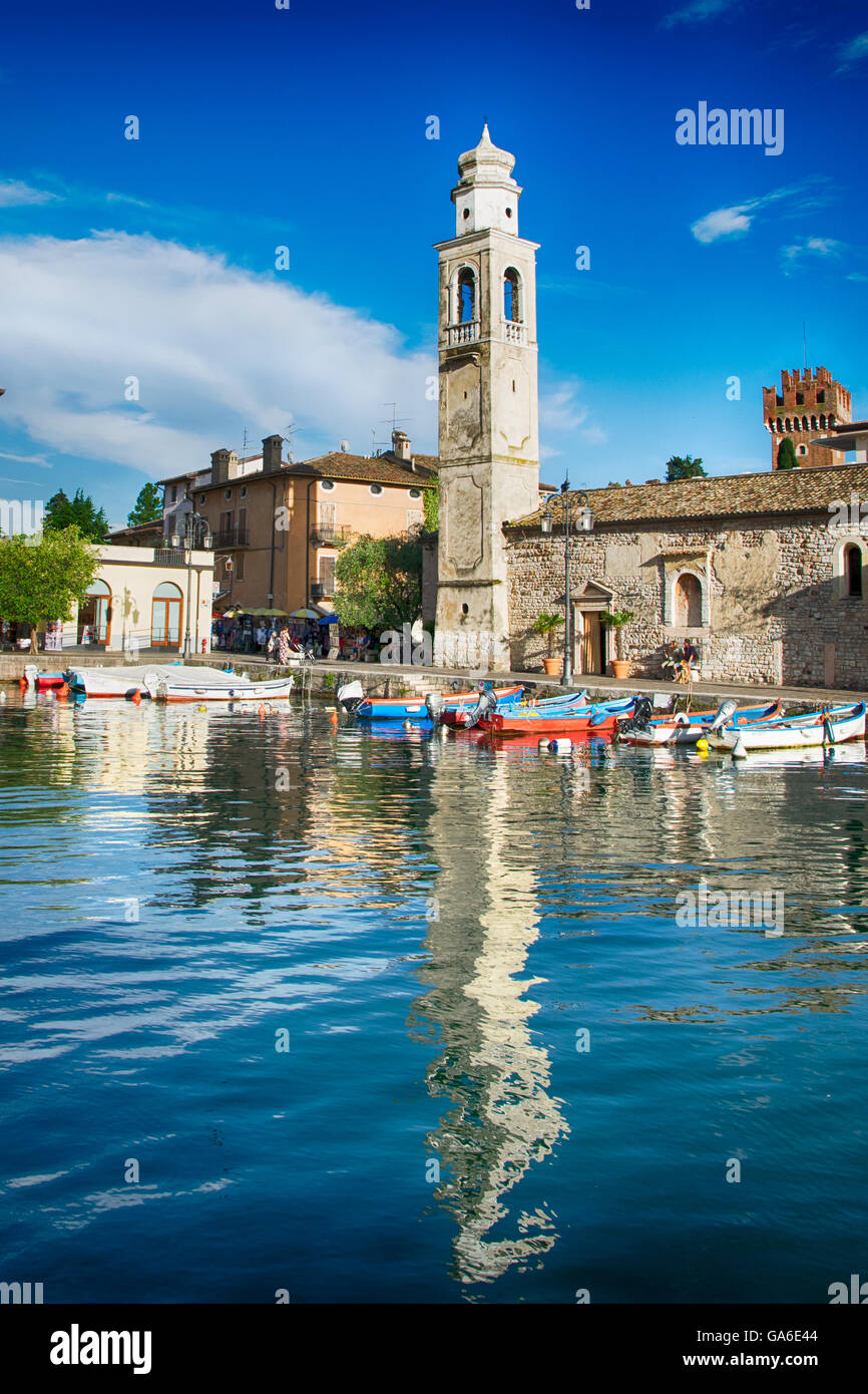 Piccolo e romantico porto di Lazise sul Lago di Garda, Italia. Foto Stock