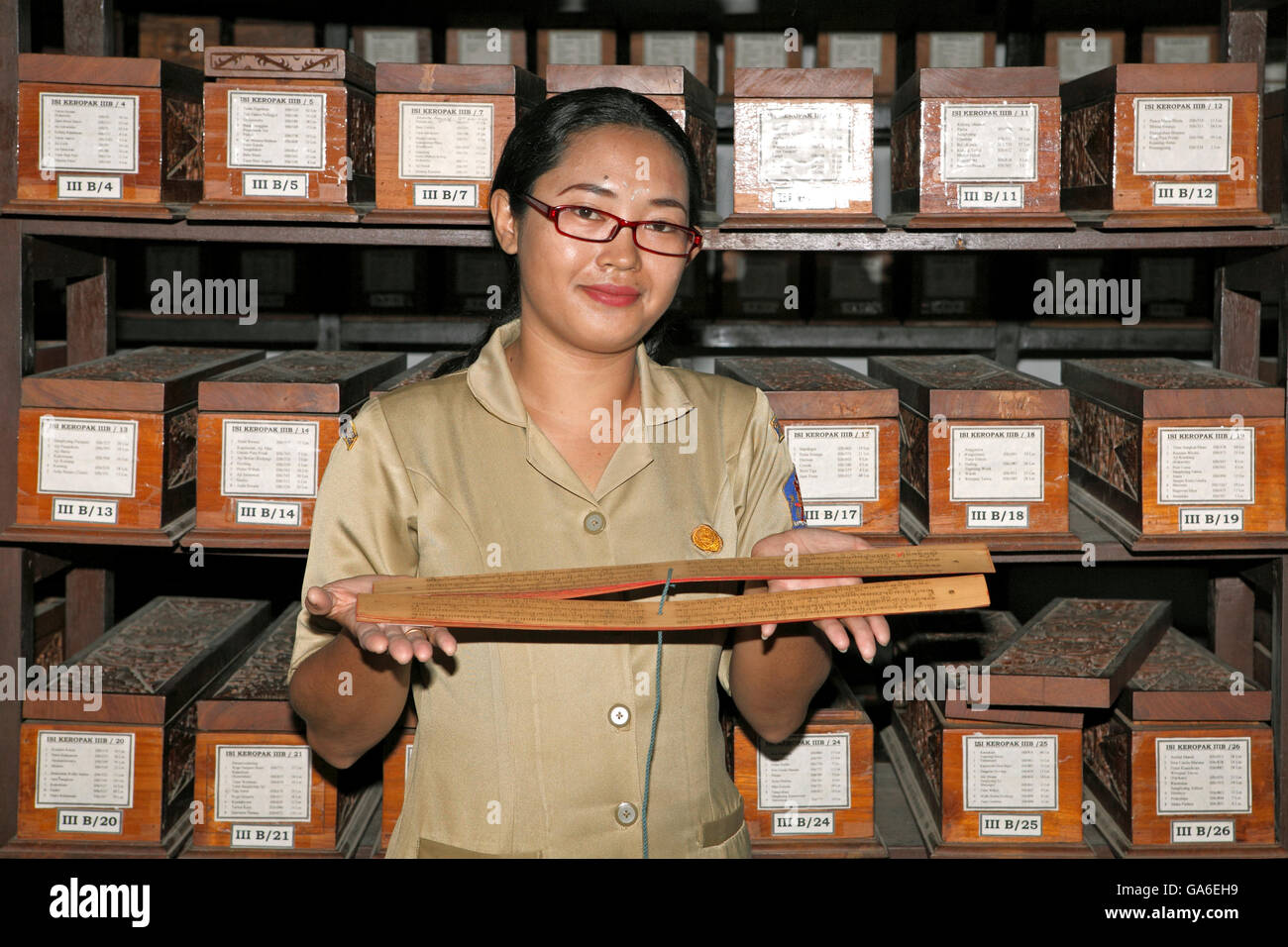 Campioni di antichi manoscritti Lontar visualizzati da un impiegato della biblioteca. Libreria Lontar Gedong Kirtya, Singaraja Bali, Indonesia. Foto Stock