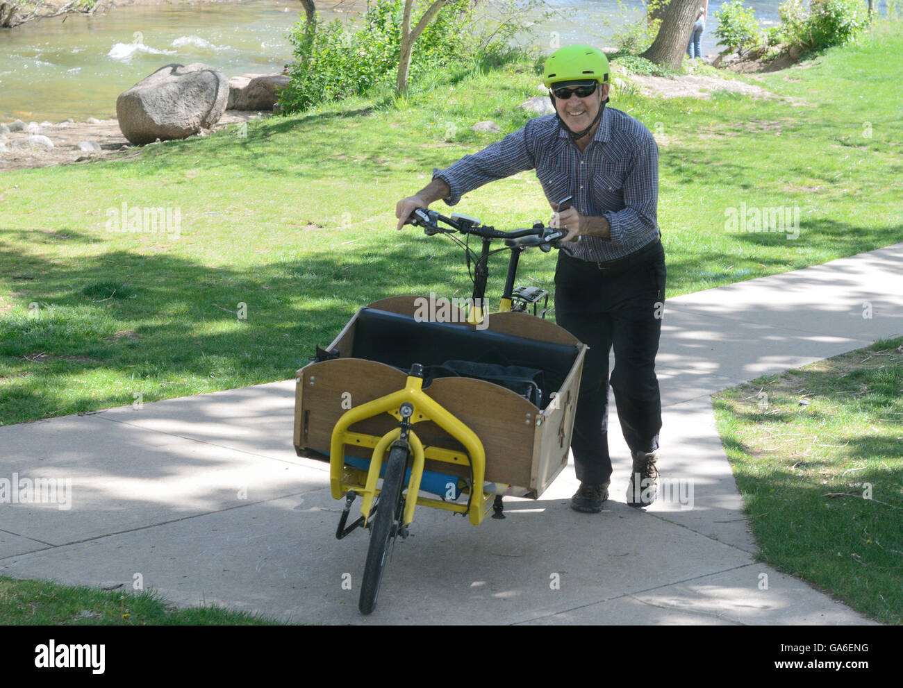 Ambientalista a basso e medio reddito alloggiamento avvocato David Adamson e modificato la sua bicicletta sul Boulder Creek percorso. Foto Stock
