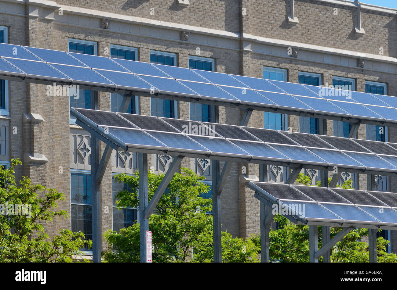 Pannelli solari a Casey Middle School di Boulder, CO. L'edificio fu ricostruito per ottenere un LEED categoria di efficienza energetica, di certificazione. Foto Stock