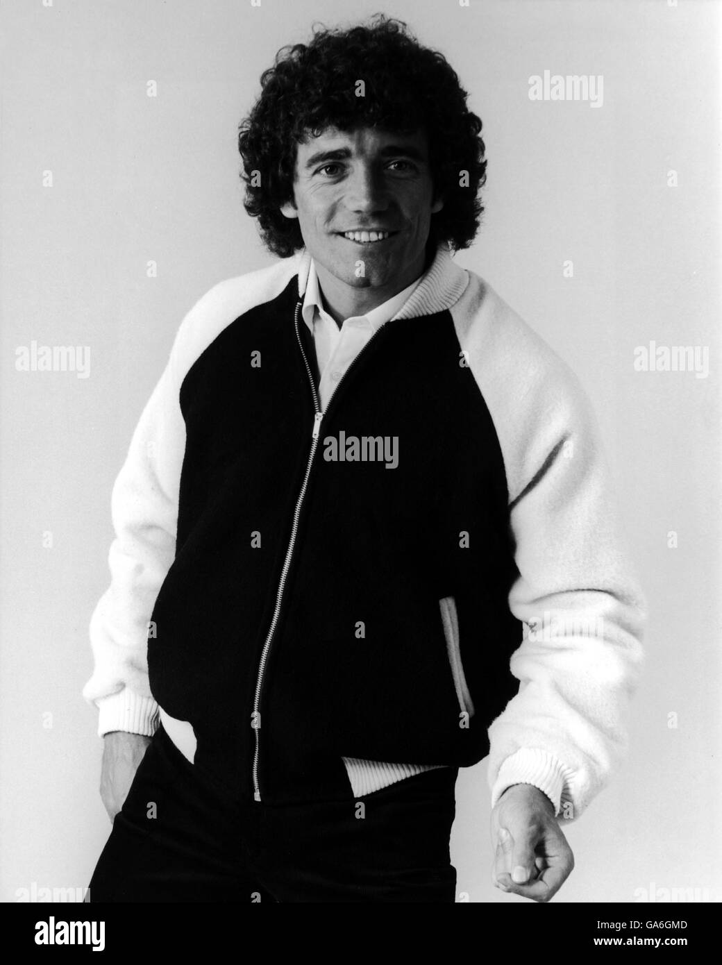 Kevin Keegan modella giacca casual in stile college con zip-fronted della nuova collezione Kevin Keegan presso i negozi di abbigliamento maschile Harry Fenton. È dotato di maniche a contrasto, cintura, rivestimento tasca e collo. Al dettaglio all'indirizzo 23.99 Foto Stock Kevin Keegan modella giacca casual in stile college con zip-fronted della nuova collezione Kevin Keegan presso i negozi di abbigliamento maschile Harry Fenton. È dotato di maniche a contrasto, cintura, rivestimento tasca e collo. Al dettaglio all'indirizzo 23.99 Foto Stock