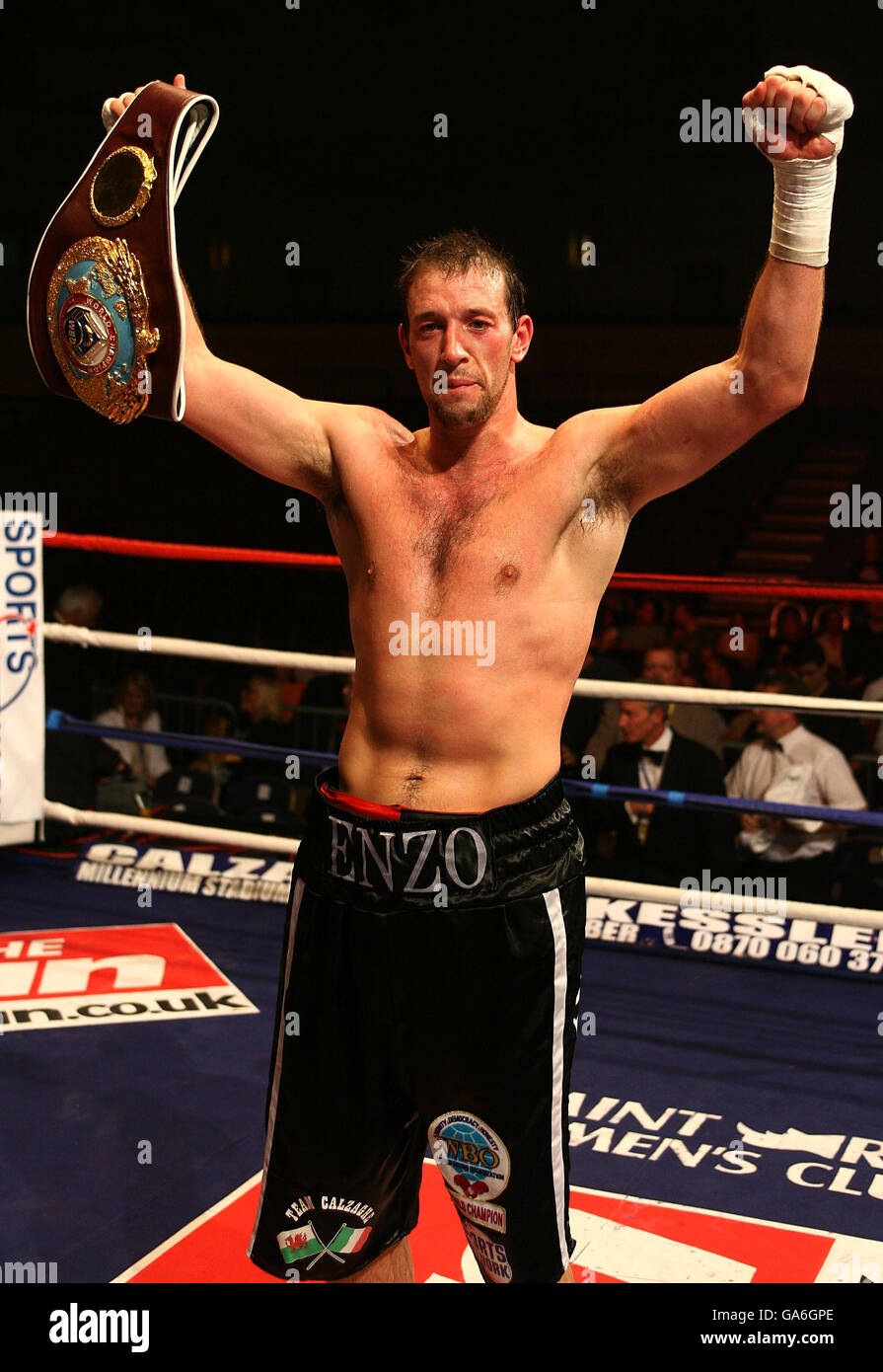 Enzo Maccarinelli del Galles festeggia con la sua cintura dopo aver sconfitto Wayne Braithwaite di Guyana durante il WBO Cruiserweight Bout all'International Arena di Cardiff. Foto Stock