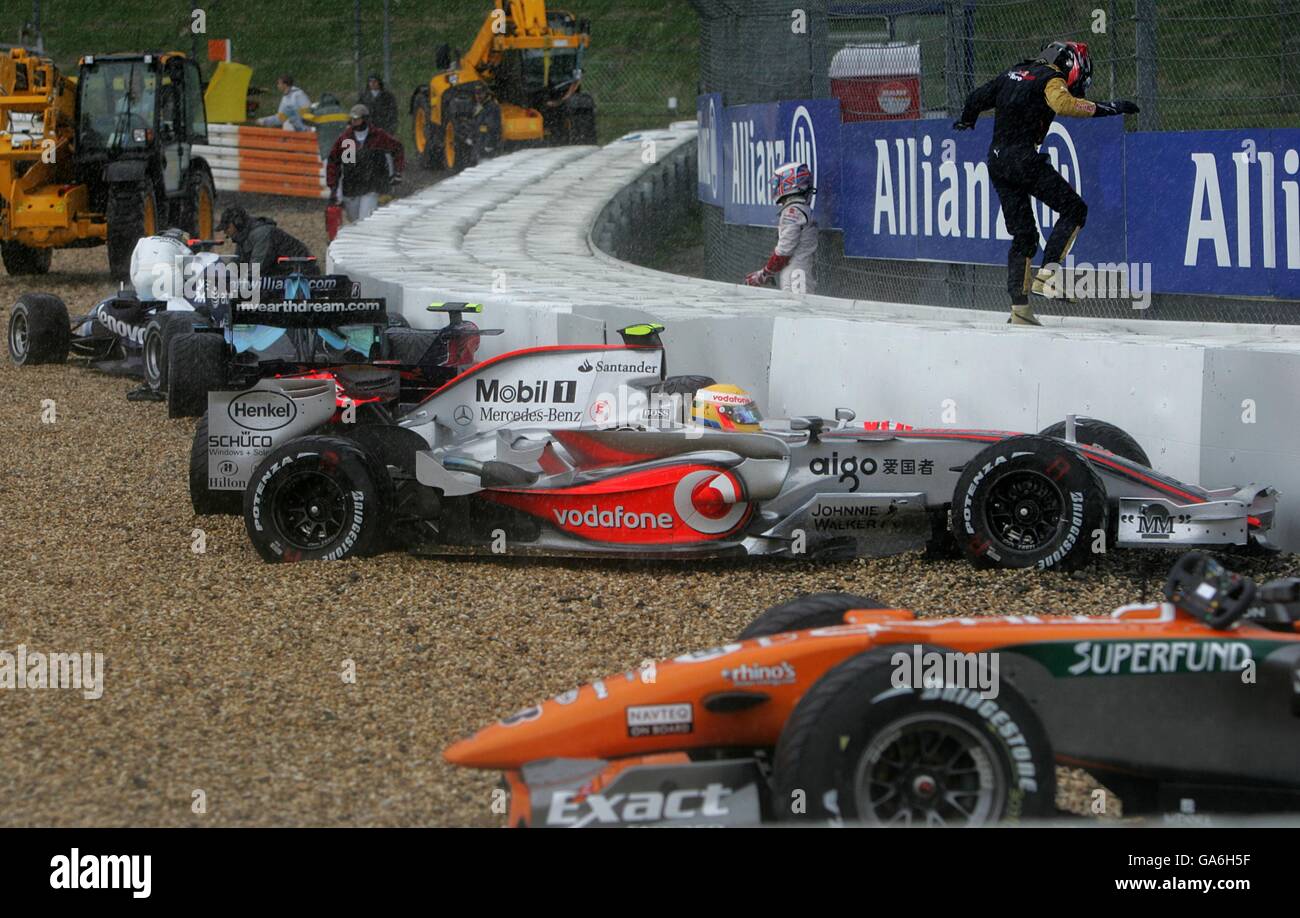 Lewis Hamilton della McLaren Mercedes mantiene il suo motore acceso dopo essersi schiantato sotto la pioggia, è stato rialzato sul circuito e continuerà la gara Foto Stock