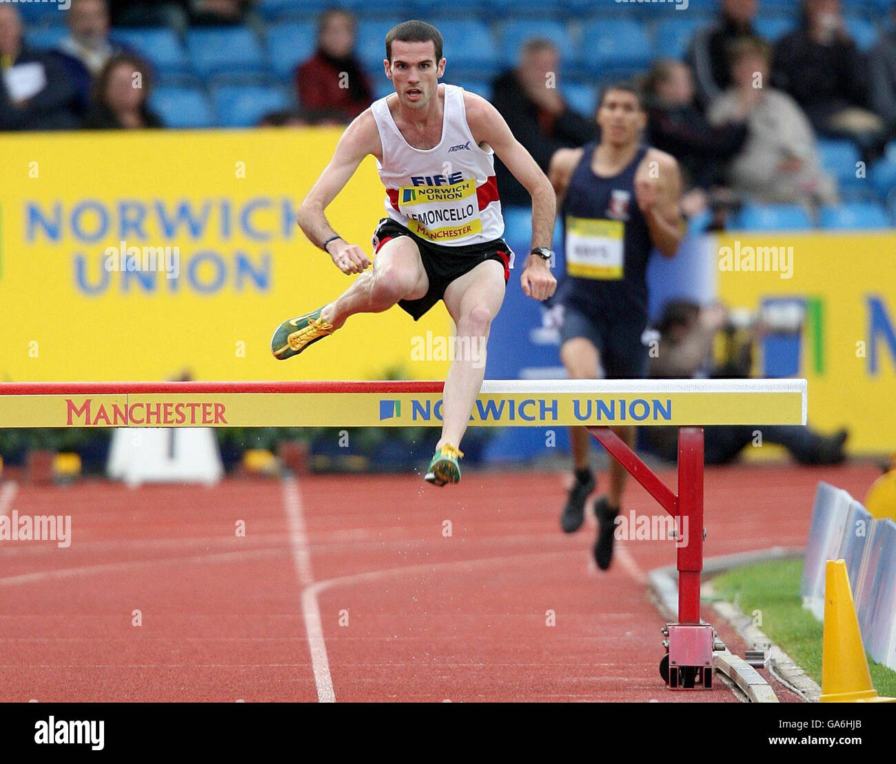 Andrew Lemoncello vince il Mens 3000 meters Steeplechase durante i Norwich Union World Trials e i Campionati del Regno Unito alla Manchester Regional Arena di Manchester. Foto Stock