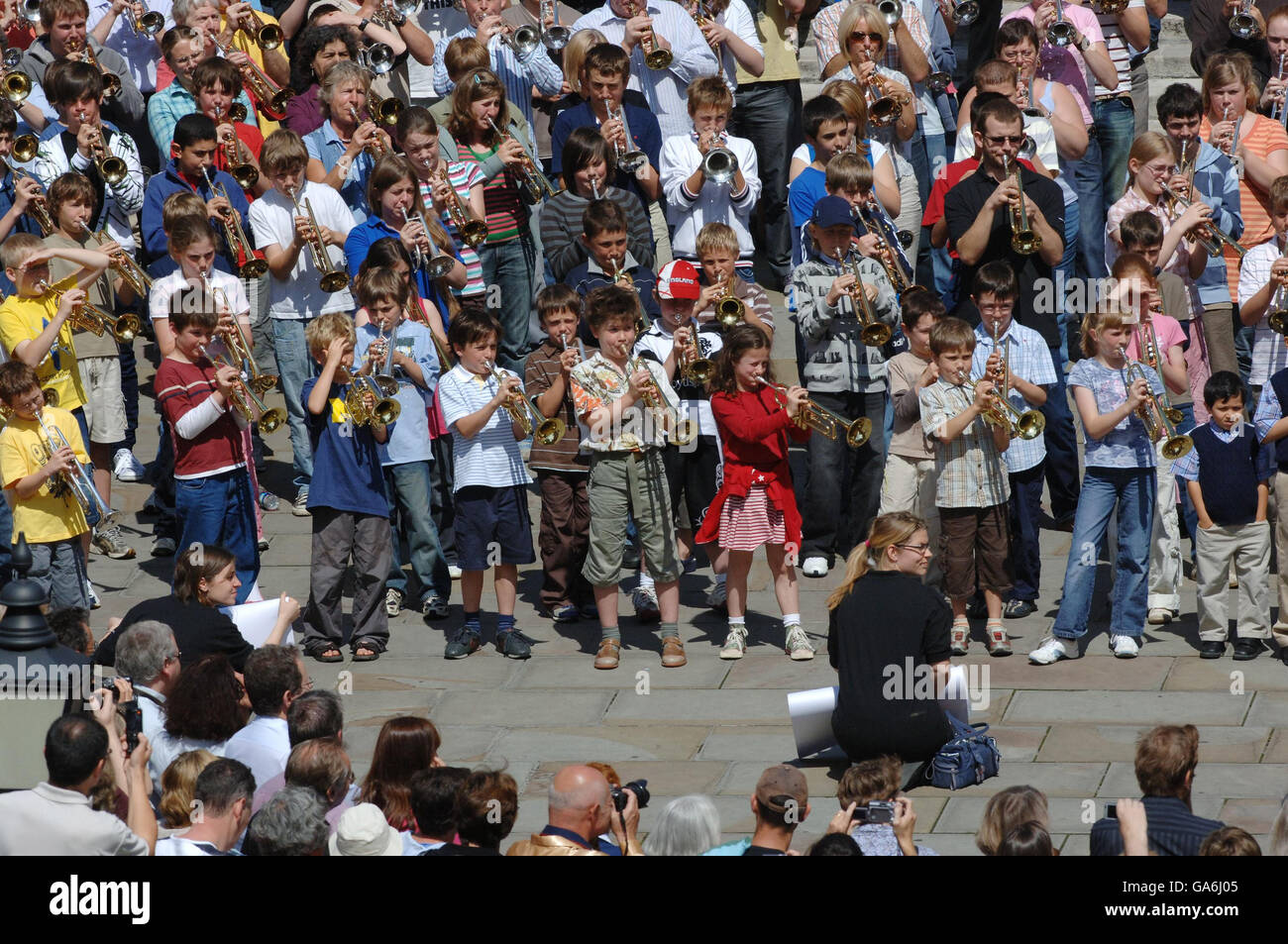200 giocatori di ottone di tutte le età hanno raffigurato con i loro strumenti sui gradini sud della Royal Albert Hall di Londra dopo aver eseguito un fanfare di due minuti come parte della BBC Proms. Foto Stock