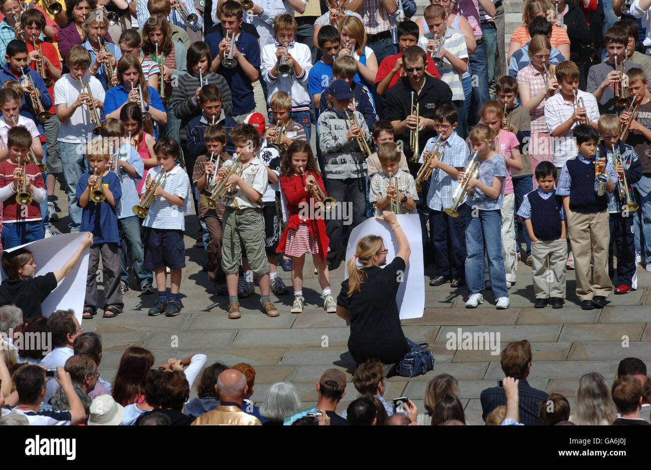 200 giocatori di ottone di tutte le età hanno raffigurato con i loro strumenti sui gradini sud della Royal Albert Hall di Londra dopo aver eseguito un fanfare di due minuti come parte della BBC Proms. Foto Stock