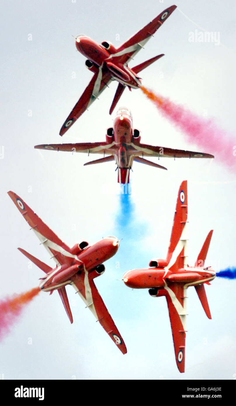 Il team di visualizzazione Red Arrows sorvola la East Fortune in Scozia durante il 10° Airshow annuale del National Museum of Flight. Foto Stock