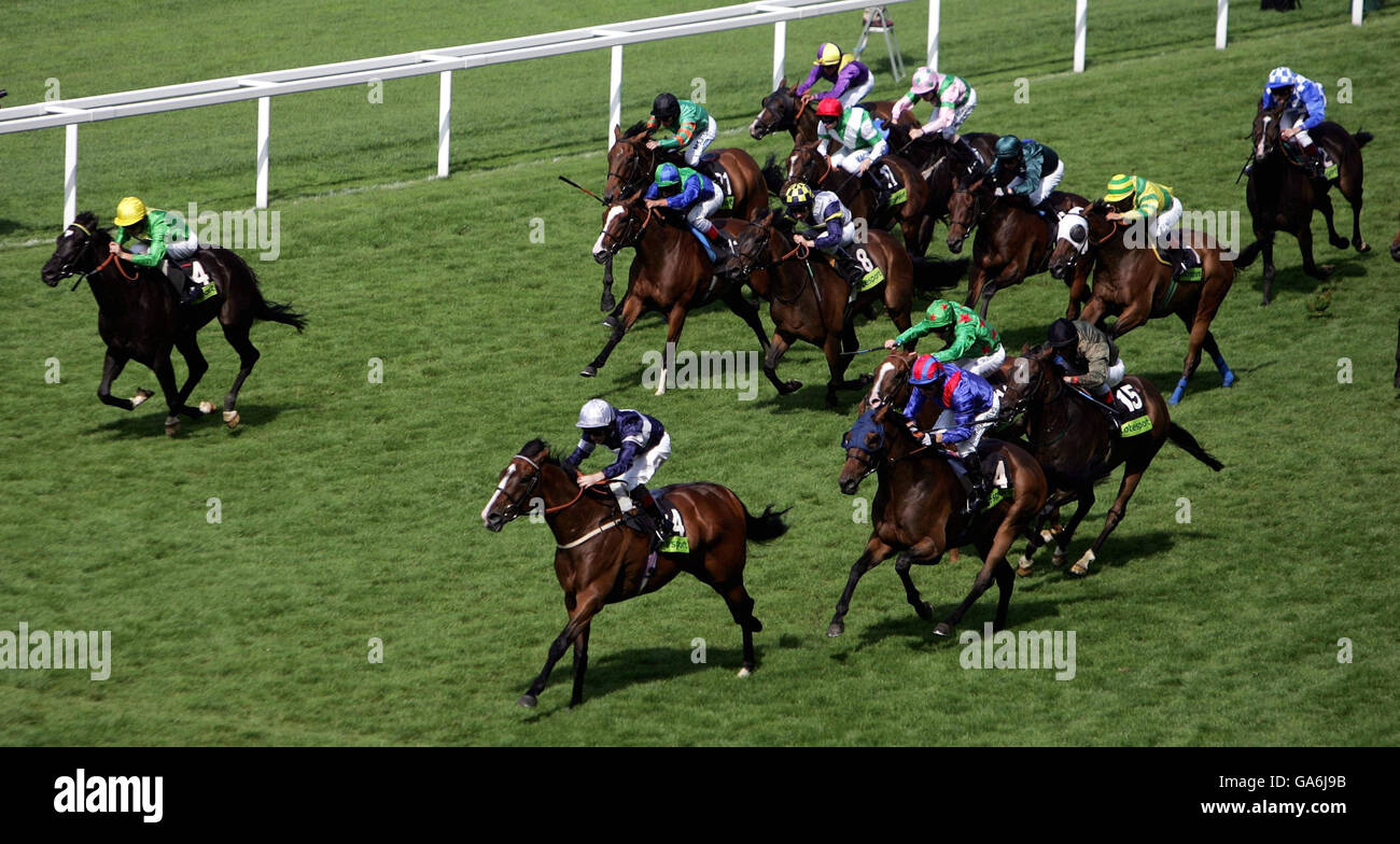 Corse ippiche - Day Two - Ascot. Terzo insieme, indescato da Jimmy Quinn (testa grigia) vince il totesport.com International Stakes all'ippodromo di Ascot. Foto Stock