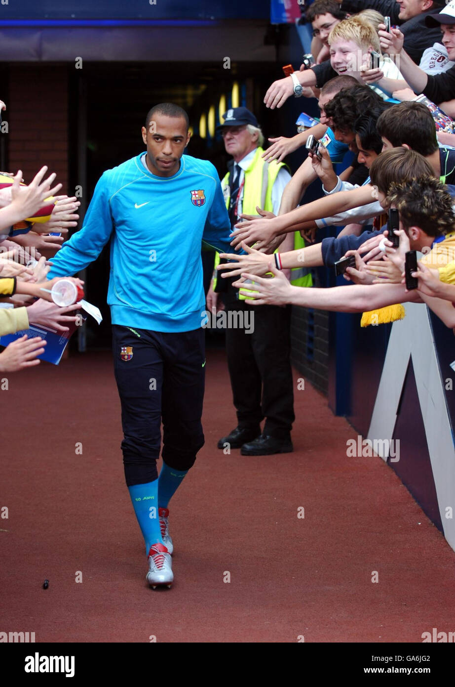I fan salutano Thierry Henry di Barcellona mentre si reca per il riscaldamento prima della partita amichevole al Murrayfield Stadium, Edimburgo. Foto Stock